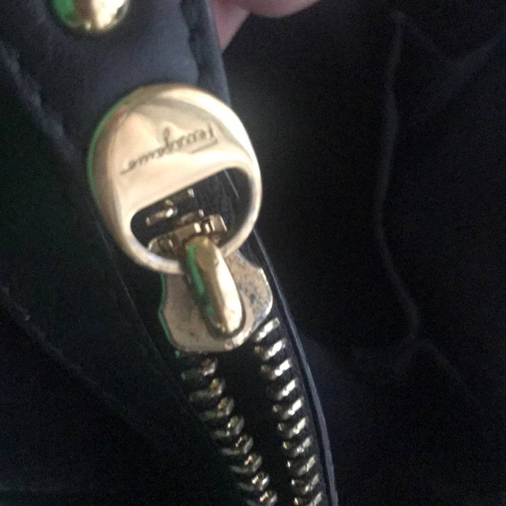 Salvatore Ferragamo black leather shoulder bag - Picture 4 of 5